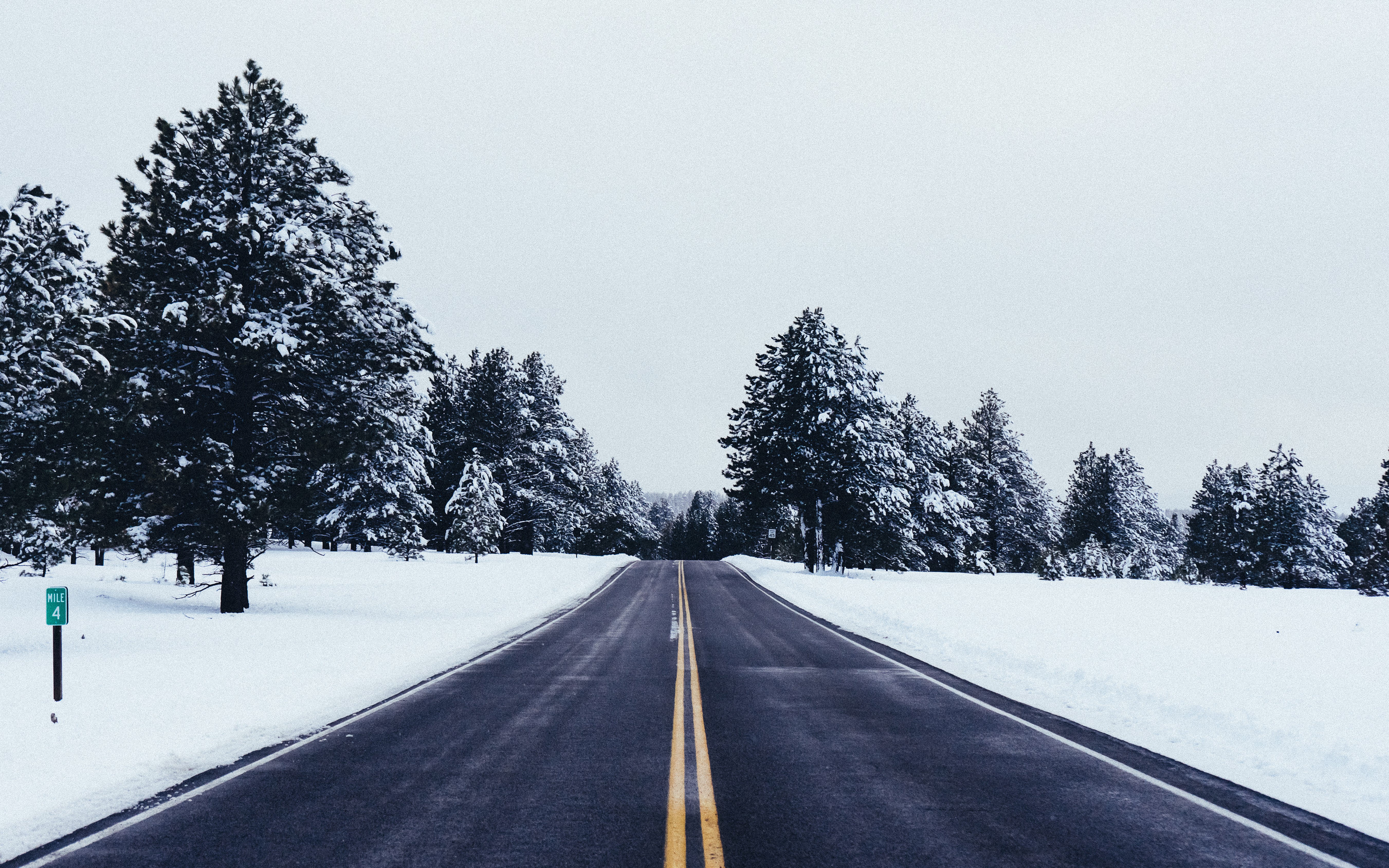 Тема зимней дороги. Заснеженная дорога. Зима дорога. Зимняя трасса. Снег на дороге.