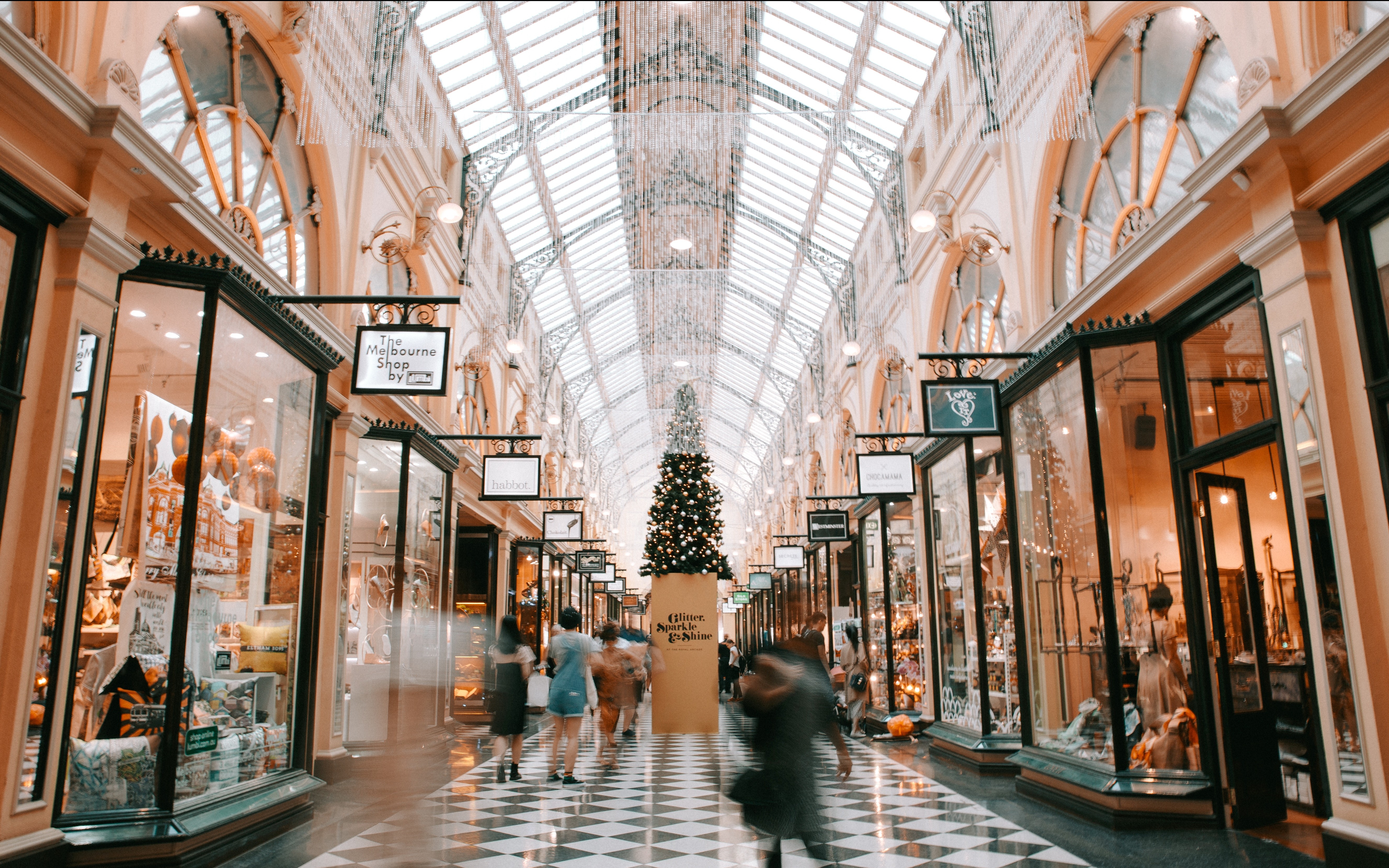 Shop to shop. Шоппинг Эстетика. Шопинг в Париже обои. Коммерция торговый центр. Фото Мельбурн Молл.