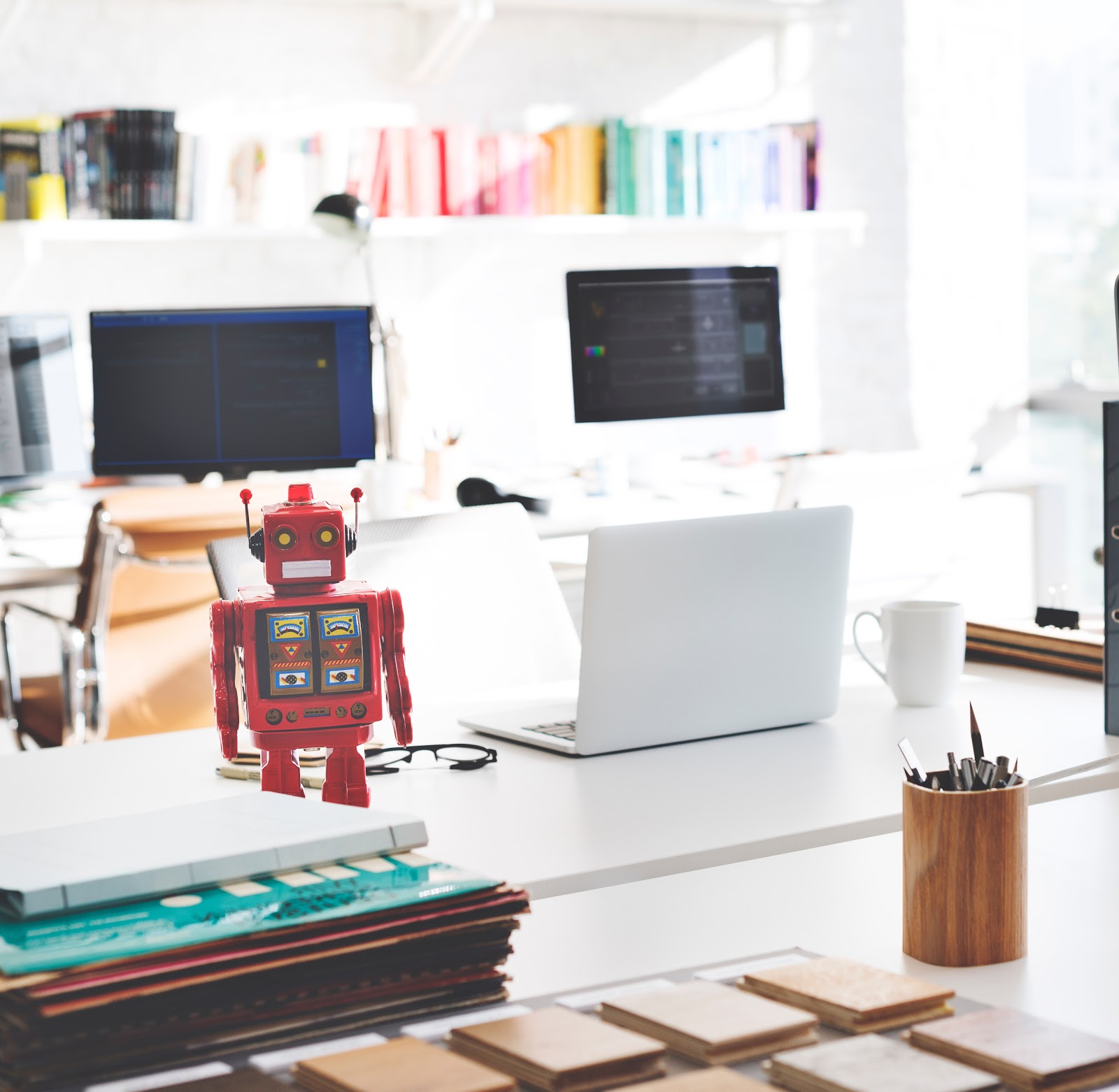 Robot_standing_with_computer