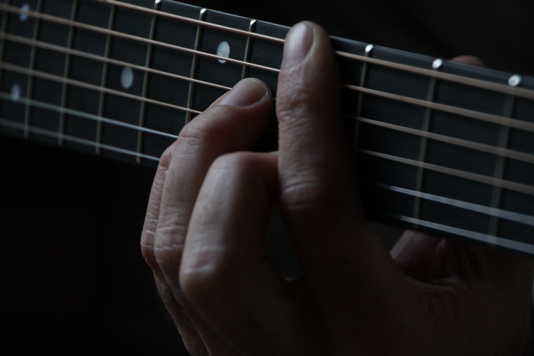 minor-bar-chord-on-guitar