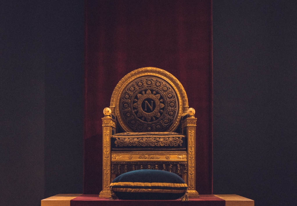 gold-throne-with-green-velvet-seat