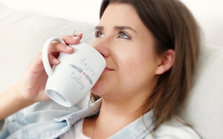 woman-laying-in-bed-with-coffee