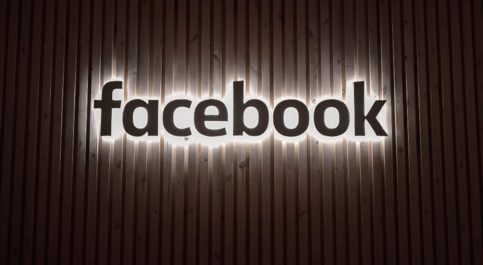 facebook-logo-in-lights