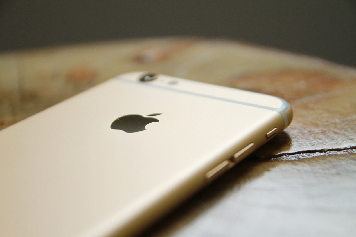gold-iphone-six-on-table