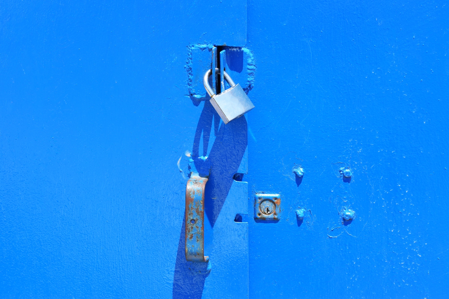 lock-on-blue-gate