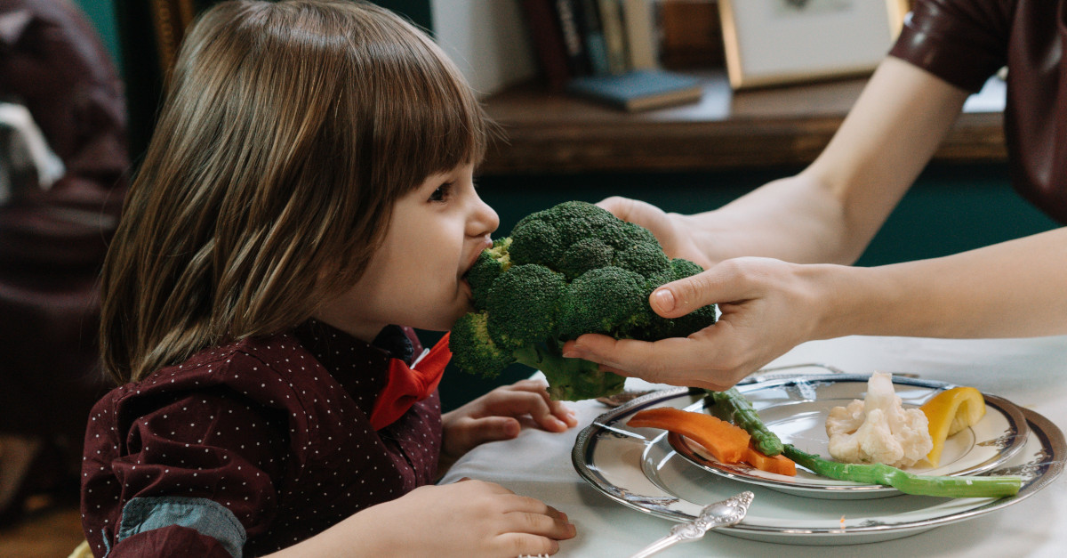 15402060-bn-kid-eating-broccoli.jpg