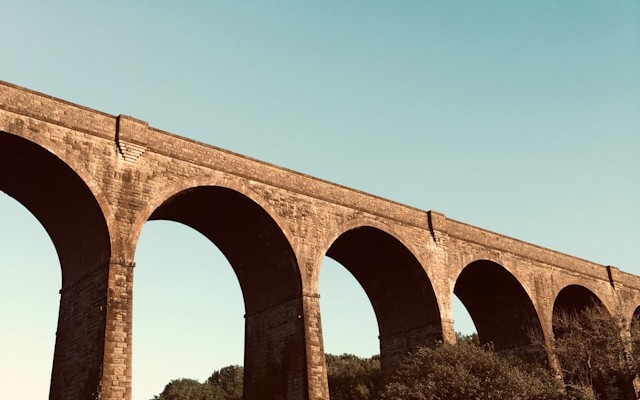 Bridging OT and IT: IIoT Middleware for Edge and Cloud With Kafka and Flink
