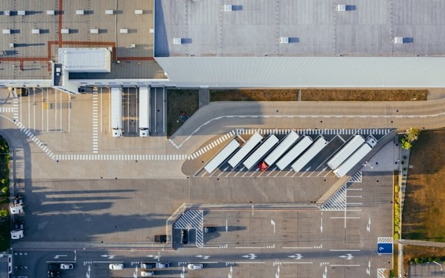 Centralized Job Execution Strategy in Cloud Data Warehouses