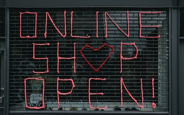 Online Feature Store for AI and Machine Learning with Apache Kafka and Flink